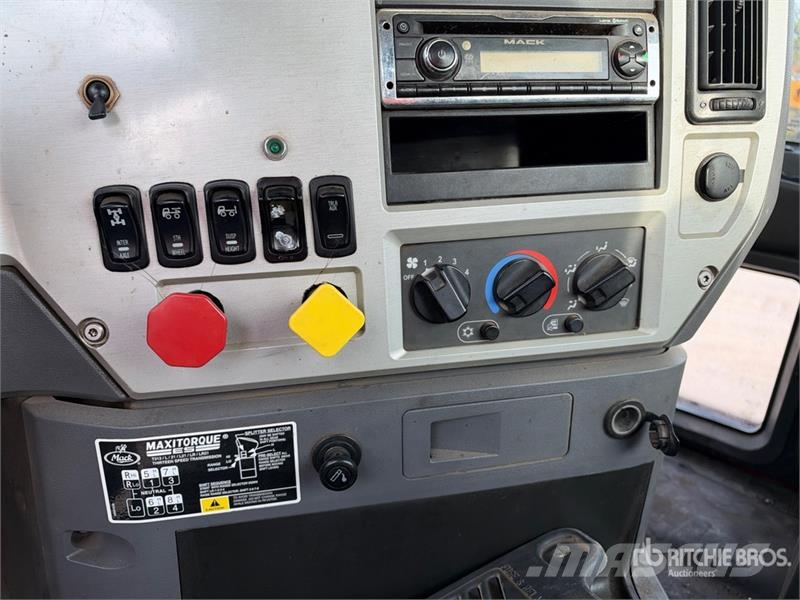 Mack GU813 6x4 T/A Day Cab Truck Tractor Cavalos mecânicos