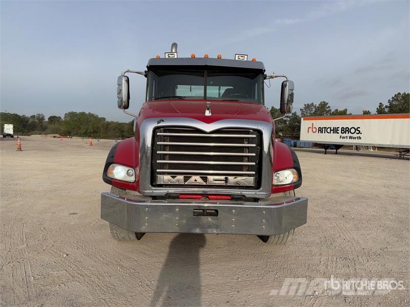 Mack GU813 6x4 T/A Day Cab Truck Tractor Cavalos mecânicos