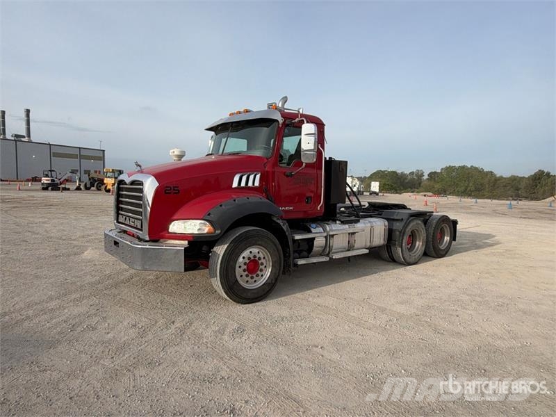 Mack GU813 6x4 T/A Day Cab Truck Tractor Cavalos mecânicos