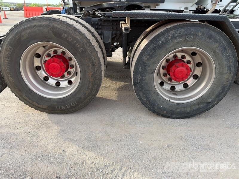 Mack GU813 6x4 T/A Day Cab Truck Tractor Cavalos mecânicos