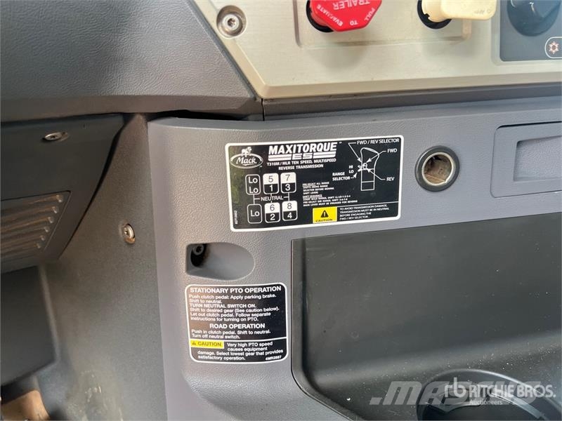 Mack GU813 Granite Tri/A Dump Truck Camion ribaltabili