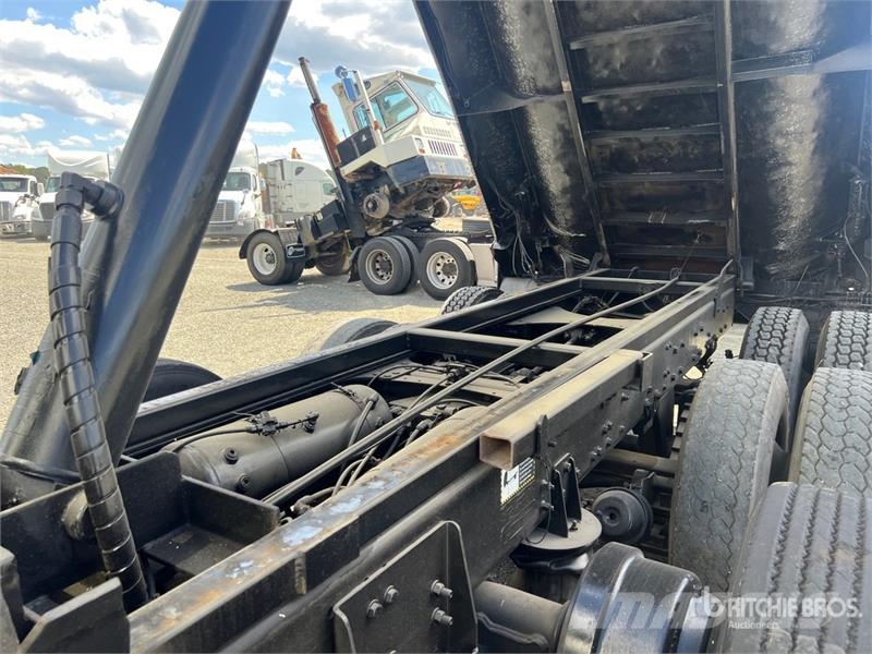 Mack GU813 Granite Tri/A Dump Truck Camion ribaltabili