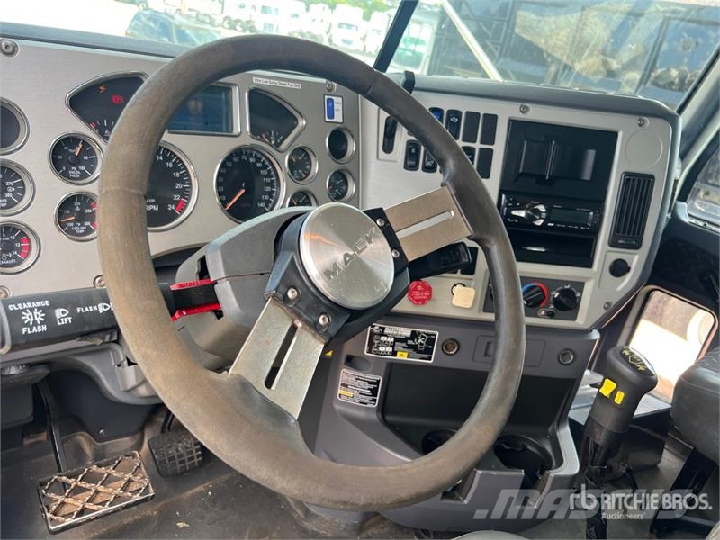 Mack GU813 Granite Tri/A Dump Truck Camion ribaltabili