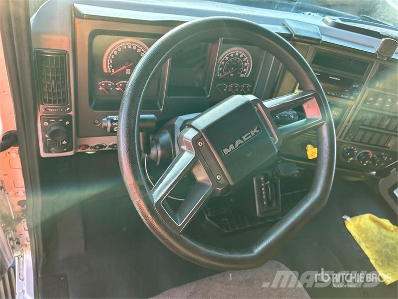Mack MD 4x2 Van Truck Camiones caja cerrada