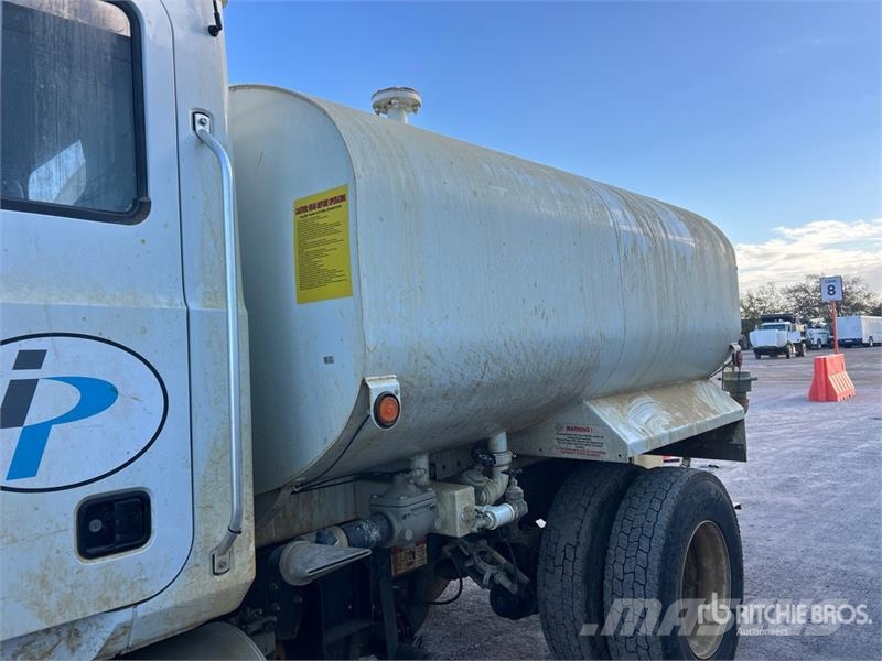 Mack MD624R 2000 gal 4x2 Water Truck Tankvogne - vand