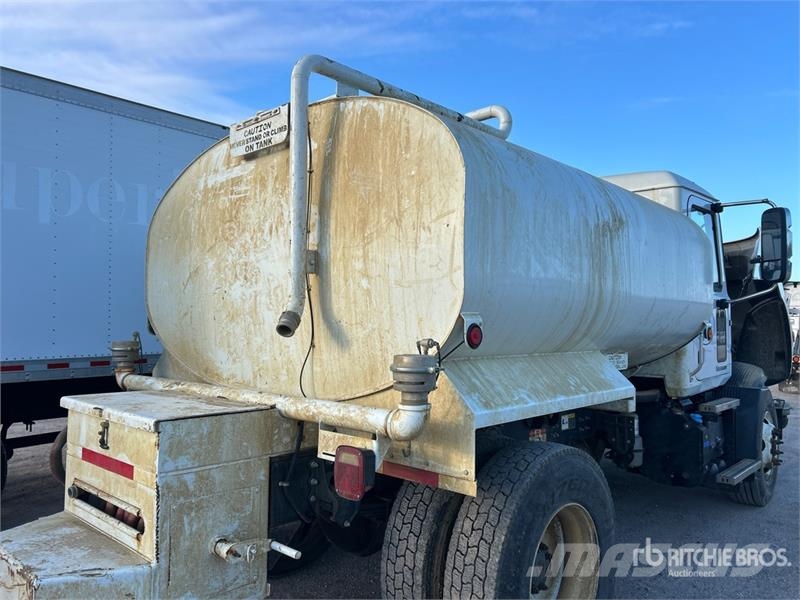 Mack MD624R 2000 gal 4x2 Water Truck Tankvogne - vand