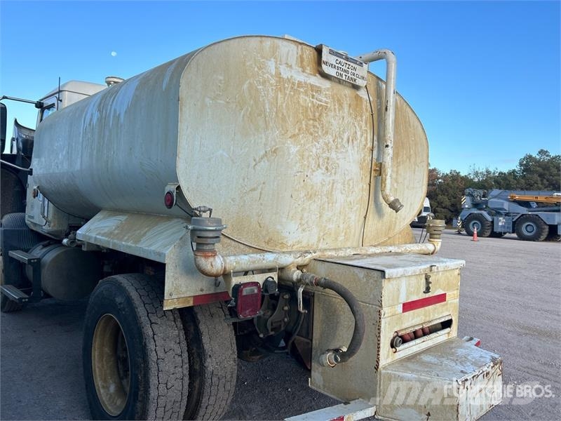 Mack MD624R 2000 gal 4x2 Water Truck Tankvogne - vand