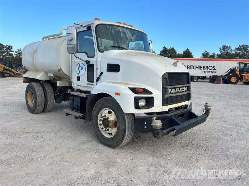 Mack MD624R 2000 gal 4x2 Water Truck Tankvogne - vand