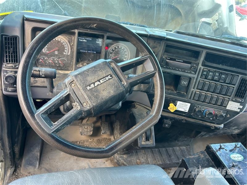 Mack MD624R 2000 gal 4x2 Water Truck Tankvogne - vand