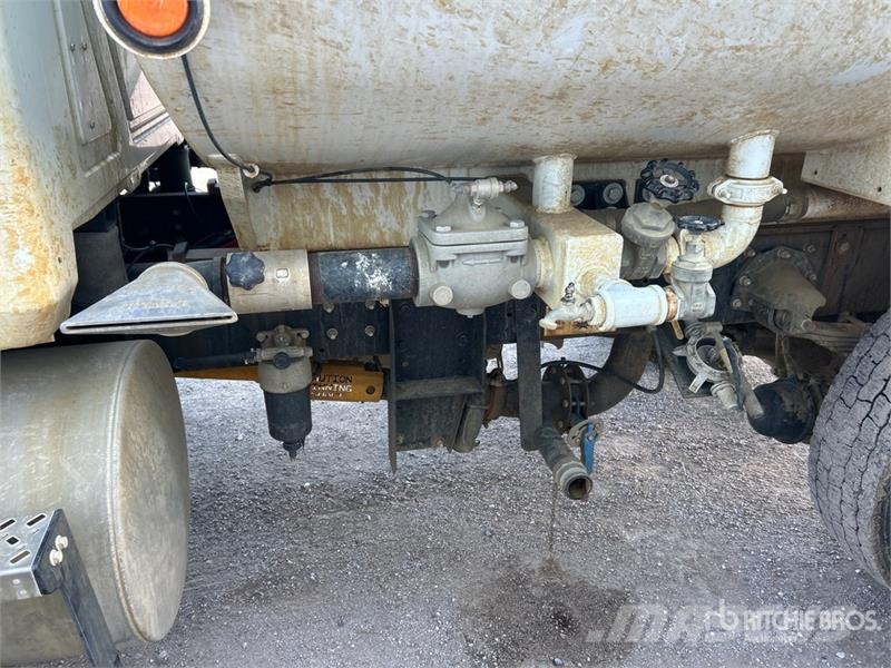 Mack MD624R 2000 gal 4x2 Water Truck Tankvogne - vand