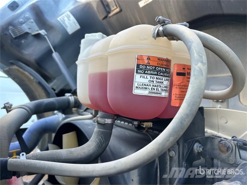 Mack MD624R 2000 gal 4x2 Water Truck Tankvogne - vand