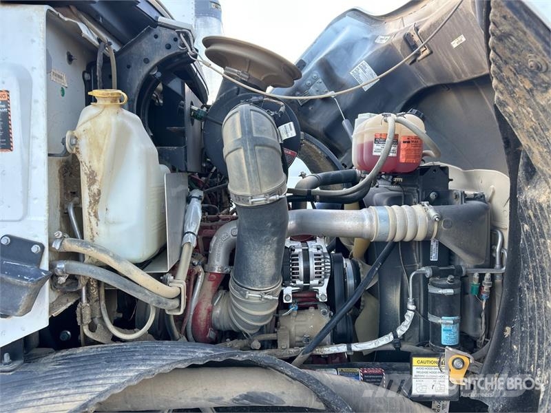Mack MD624R 2000 gal 4x2 Water Truck Tankvogne - vand