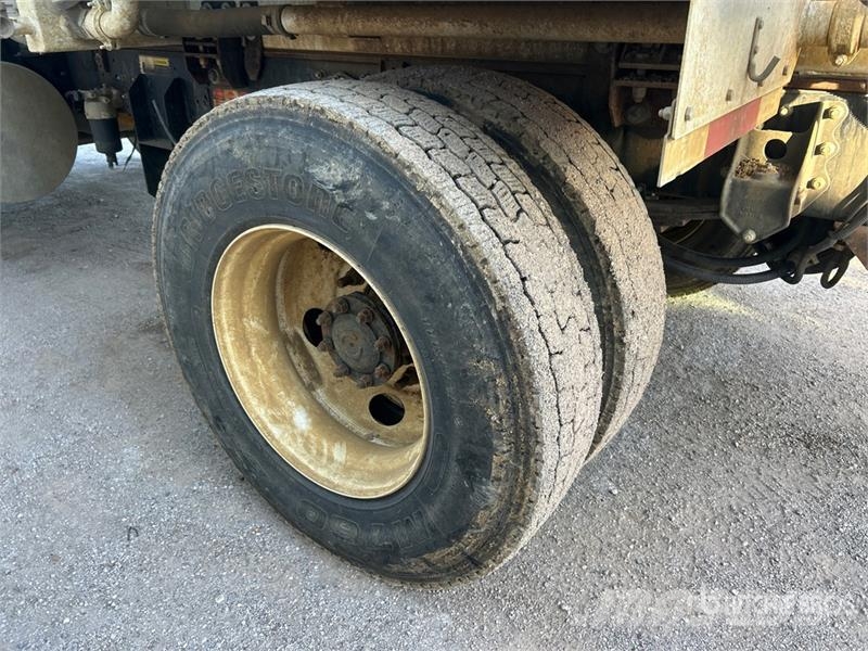 Mack MD624R 2000 gal 4x2 Water Truck Tankvogne - vand