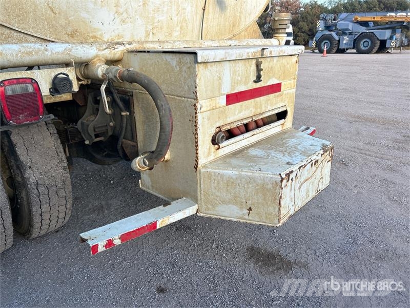 Mack MD624R 2000 gal 4x2 Water Truck Tankvogne - vand