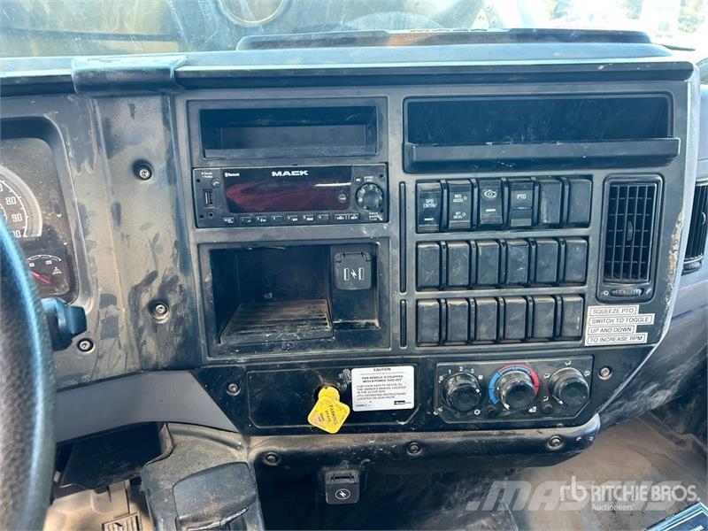 Mack MD624R 2000 gal 4x2 Water Truck Tankvogne - vand