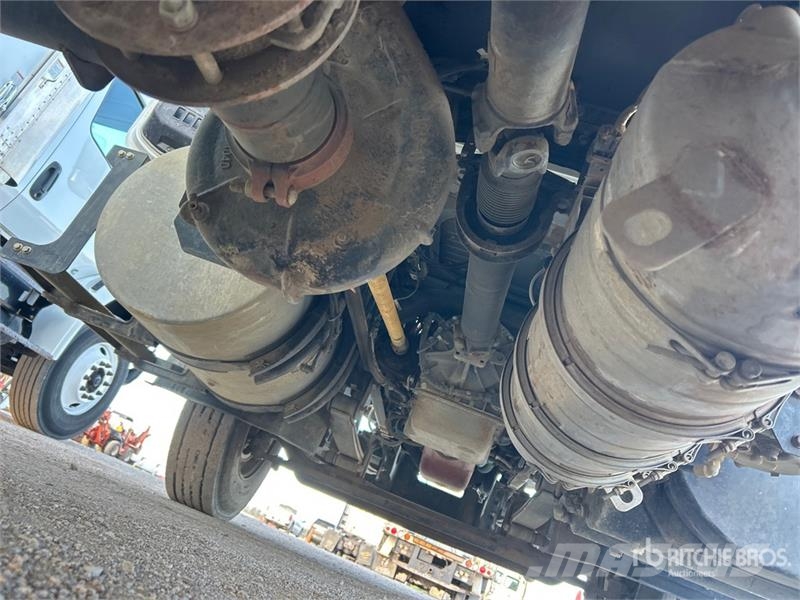 Mack MD624R 2000 gal 4x2 Water Truck Tankvogne - vand