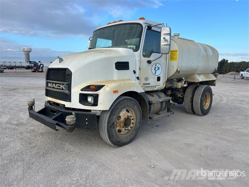 Mack MD624R 2000 gal 4x2 Water Truck Tankvogne - vand