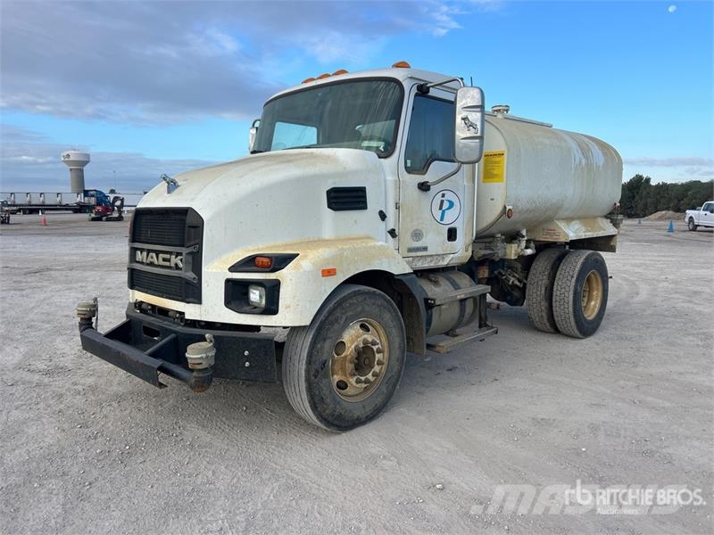 Mack MD624R 2000 gal 4x2 Water Truck Tankvogne - vand