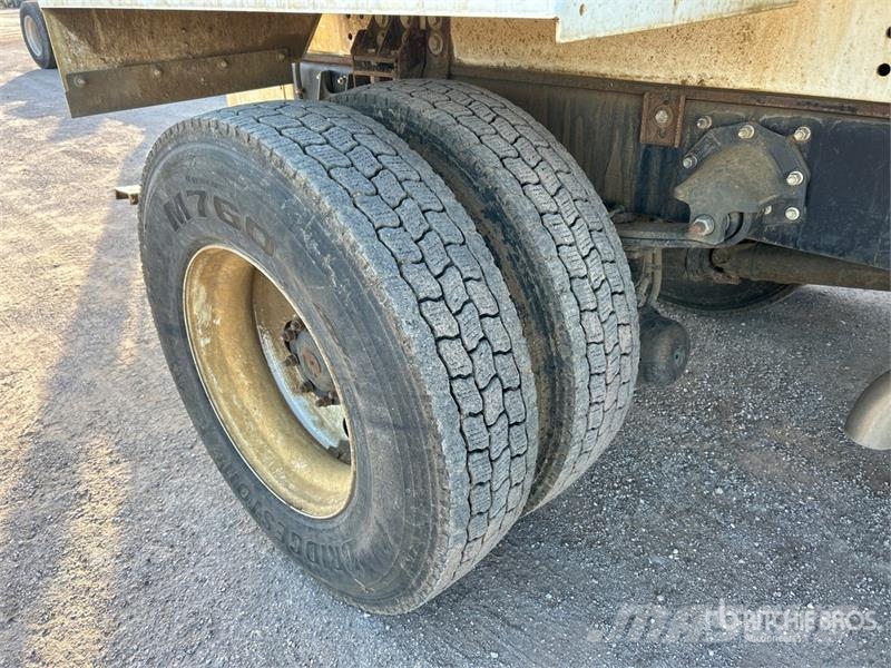 Mack MD624R 2000 gal 4x2 Water Truck Tankvogne - vand