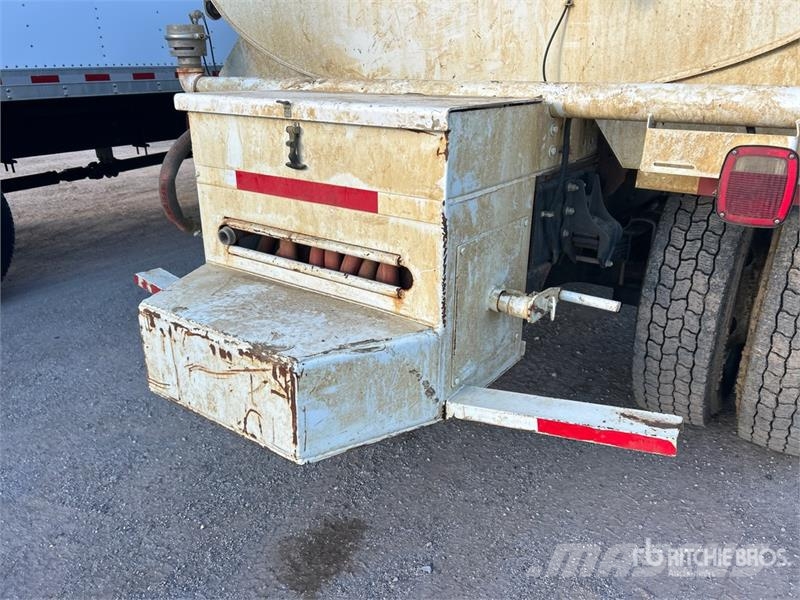 Mack MD624R 2000 gal 4x2 Water Truck Tankvogne - vand
