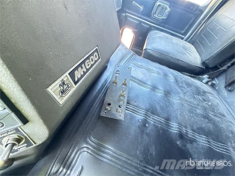 Mack MH600 6x4 T/A Cabover w/ Sleeper Dragbilar