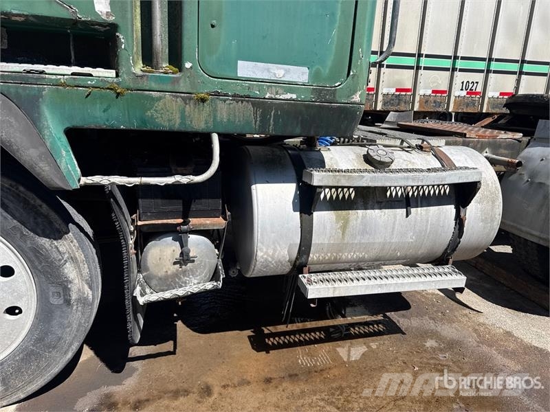 Mack MH613 6x4 T/A Cabover w/ Sleeper وحدات الجر