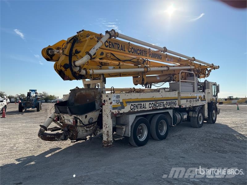 Mack MR688S Betonvedēji