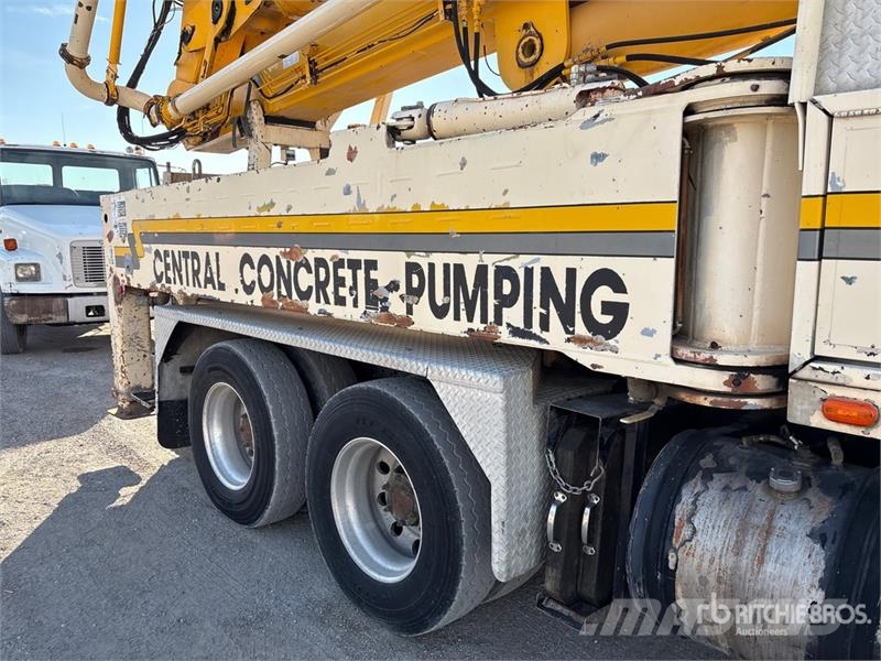 Mack MR688S Betonvedēji