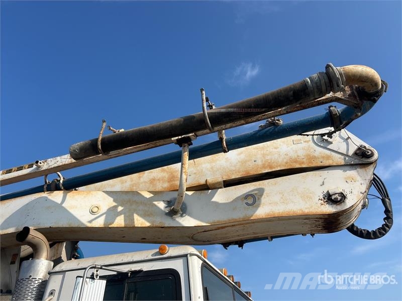Mack MR688S Betonvedēji