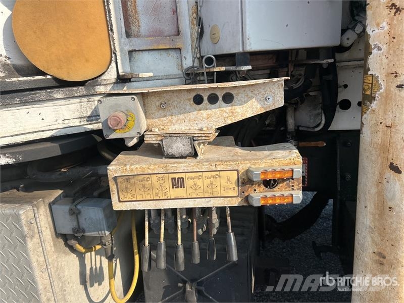 Mack MR688S Betonvedēji