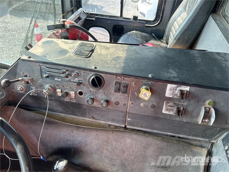 Mack MR688S Betonvedēji