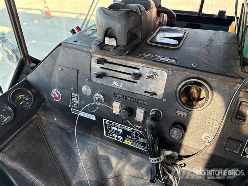 Mack MR688S Betonvedēji