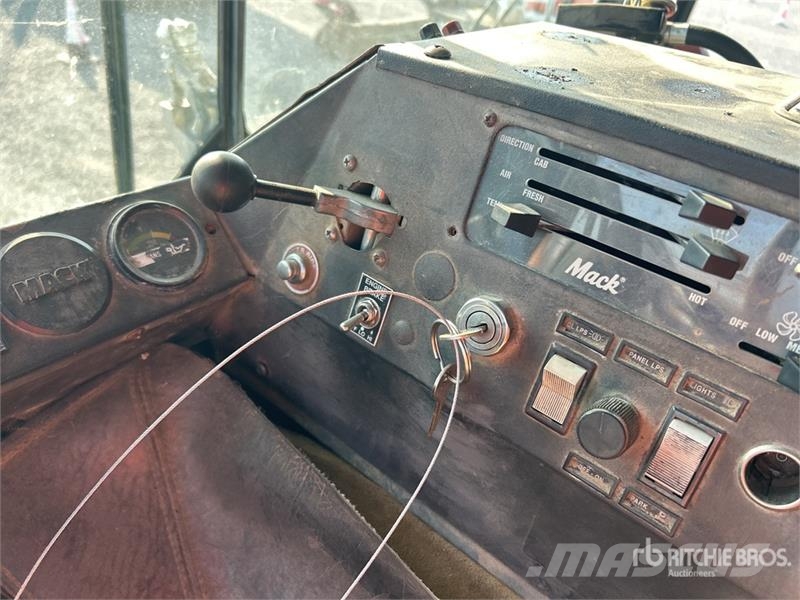 Mack MR688S Betonvedēji