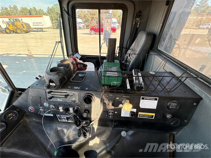 Mack MR688S Betonvedēji