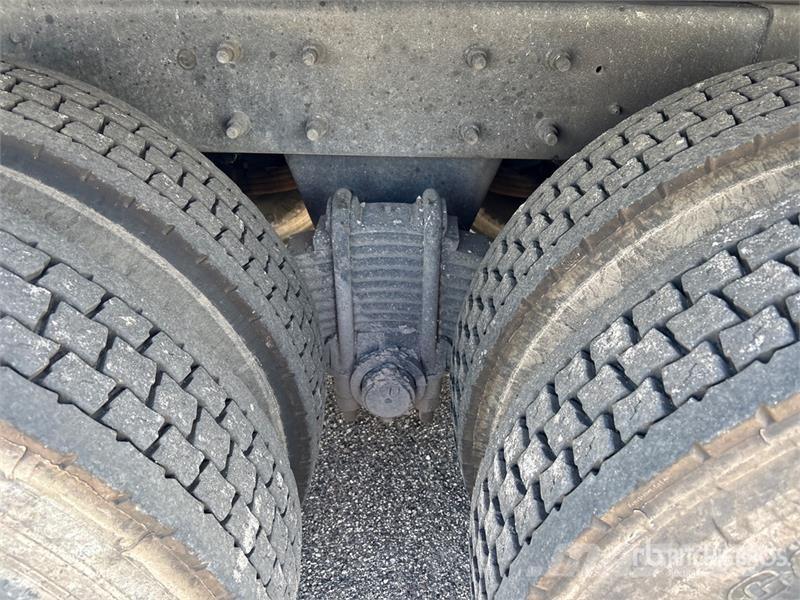 Mack MR690S Atkritumu izvešanas transports