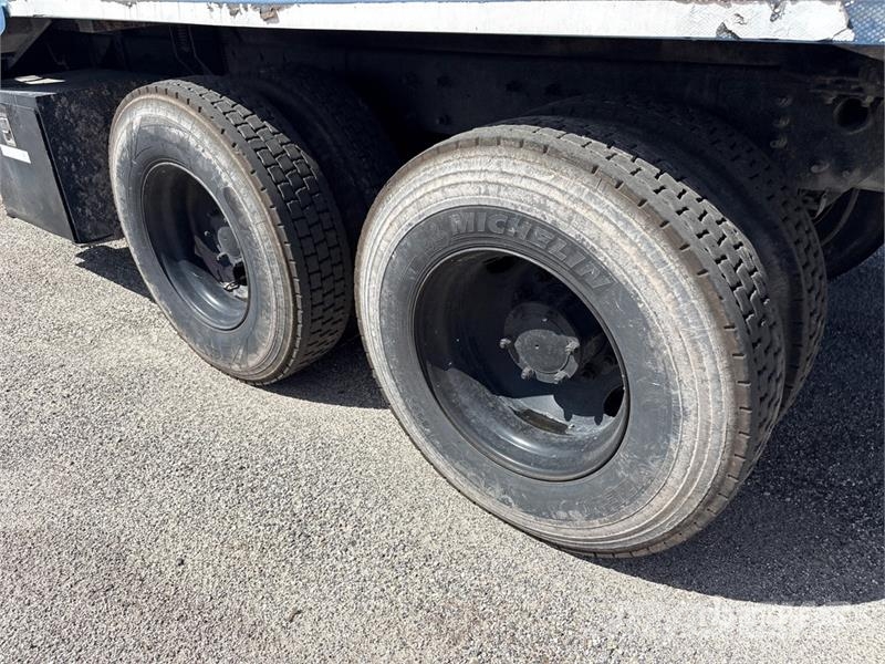 Mack MR690S Atkritumu izvešanas transports