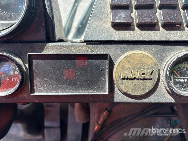 Mack MR690S Atkritumu izvešanas transports