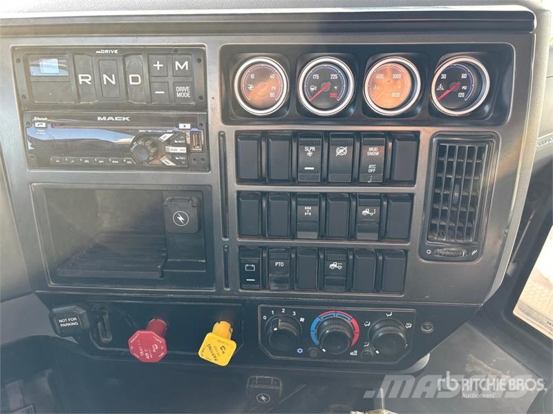 Mack Pinnacle 6x4 T/A Sleeper Truck Tractor Trekkvogner