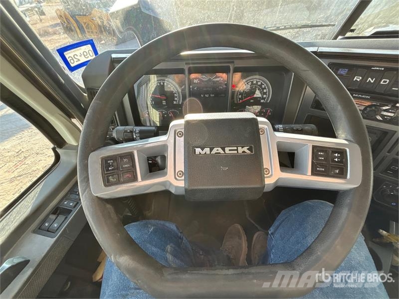 Mack Pinnacle 6x4 T/A Sleeper Truck Tractor Trekkvogner