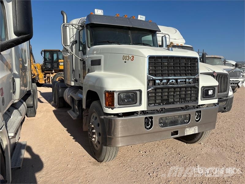 Mack Pinnacle 6x4 T/A Sleeper Truck Tractor Trekkvogner