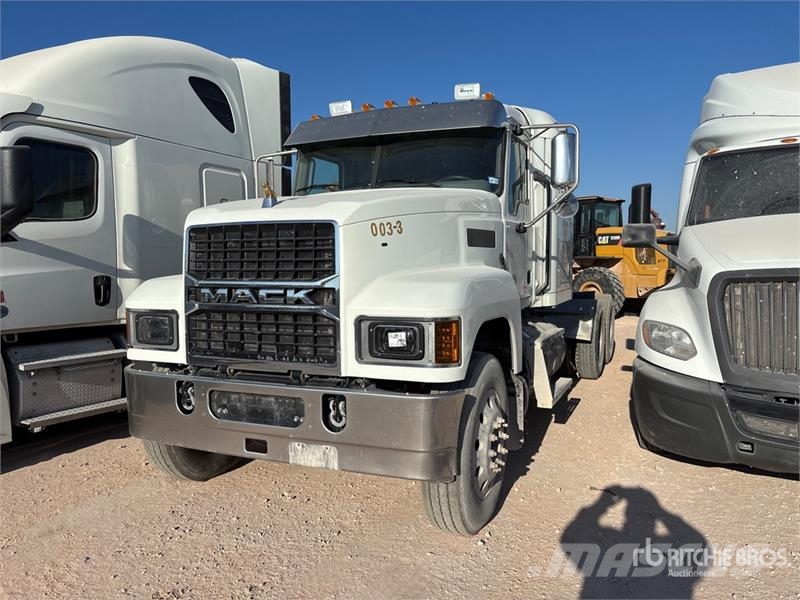 Mack Pinnacle 6x4 T/A Sleeper Truck Tractor Trekkvogner
