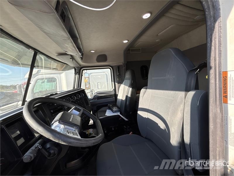 Mack Pinnacle 6x4 T/A Sleeper Truck Tractor Trekkvogner