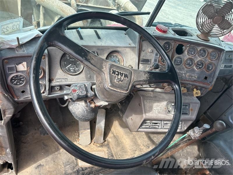 Mack R685ST Kombiji / vakuumski kamioni