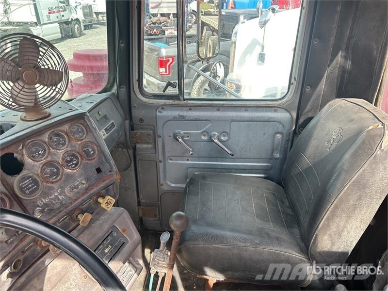 Mack R685ST Kombiji / vakuumski kamioni