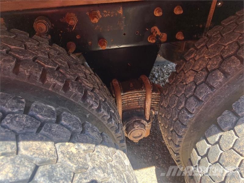 Mack R688ST Vesisäiliöautot