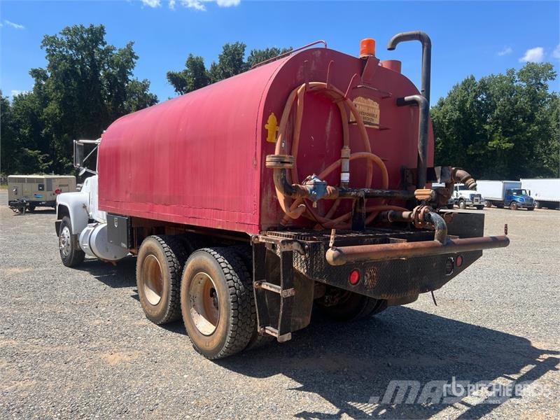 Mack R688ST Vesisäiliöautot