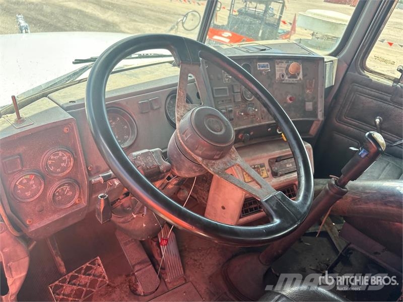 Mack RD688S Skip loader