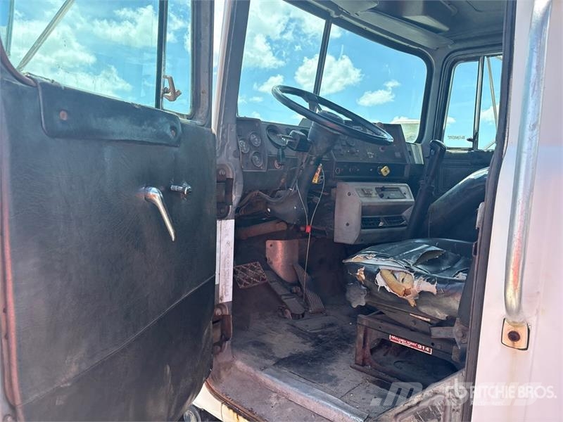 Mack RD688S Skip loader