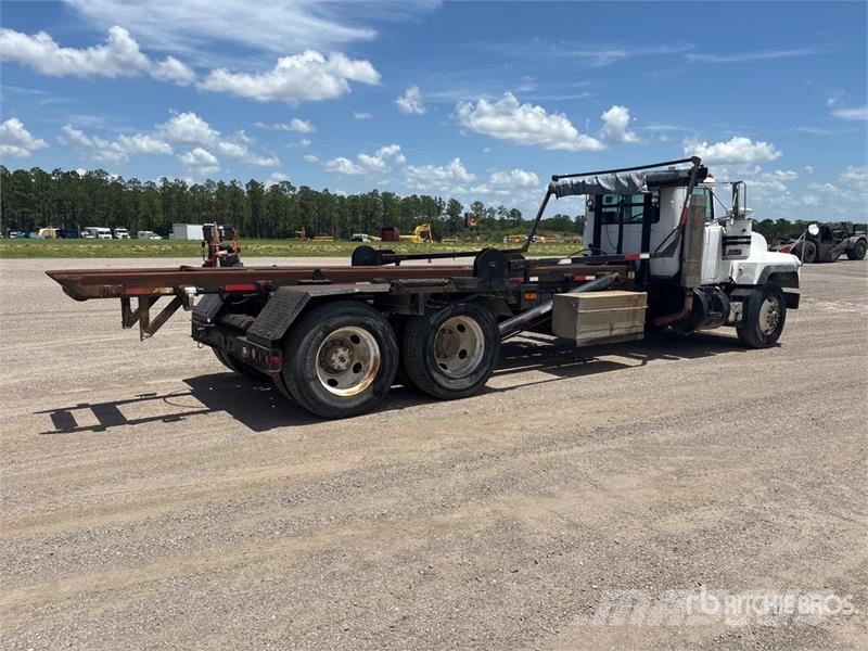 Mack RD688S Skip loader