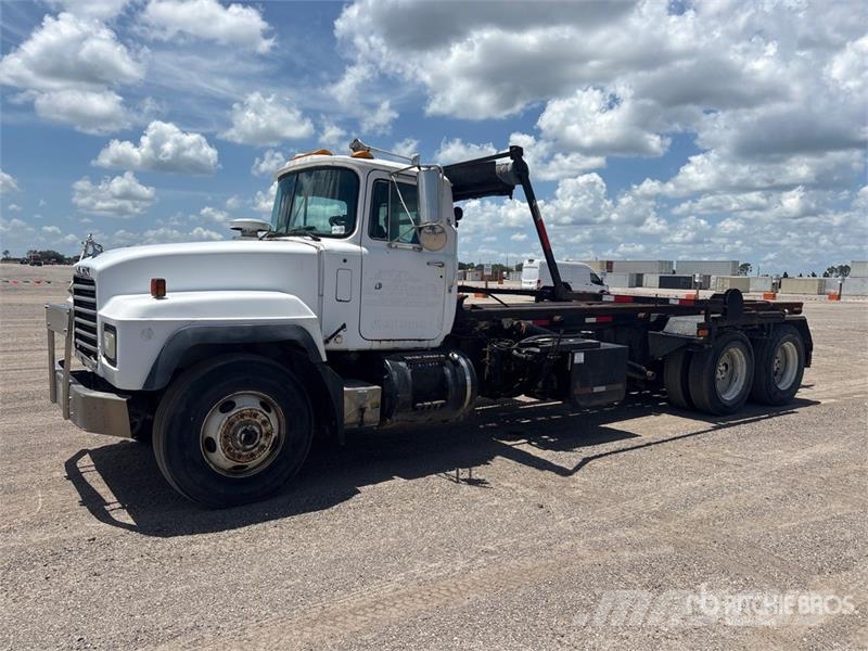 Mack RD688S Skip loader